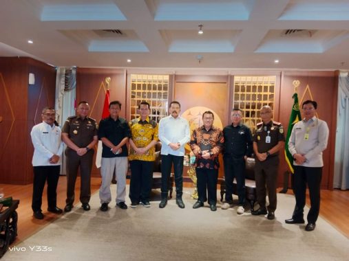Bupati dan Ketua PKK Lampung Selatan Terima Penghargaan Manggala Karya Kencana