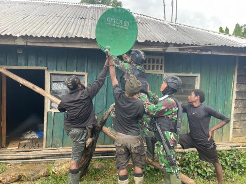 Satgas Satuan Organik Yonif Raider 321/GT Beri Bantuan Pemasangan TV dan Instalasi Parabola Warga Distrik Mbua
