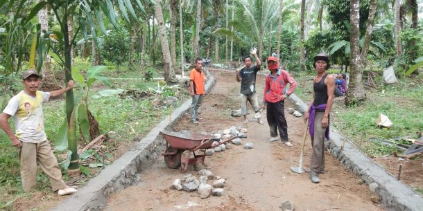 Permudah Warga Angkut Hasil Bumi, Pekon Guring Tanggamus Bangun Badan Jalan 3 Meter