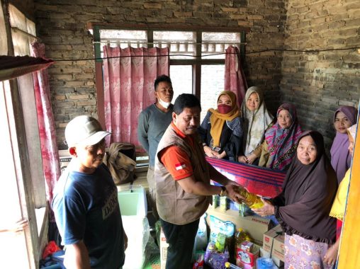 Kementerian Sosial RI Beri Bantuan Warga Penderita Kaki Bengkak di Tanggamus