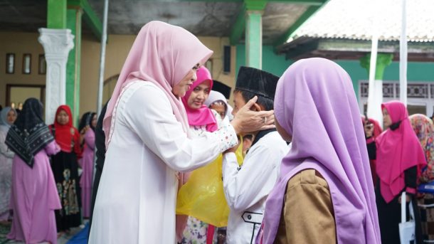 Winarni Lakukan Peletakan Batu Pertama Pembangunan Masjid Desa Tanjung Baru