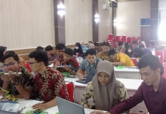 Praktisi Seamolec Bekali Siswa SMK SMTI Bandar Lampung Internet of Things