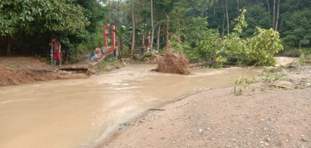 Tiang Listrik Terseret Arus Banjir di Kota Agung, Ratusan Rumah Warga Padam Listrik