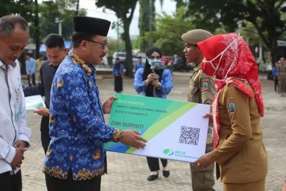 Sekda Lampung Selatan Serahkan Kartu BPJS Ketenagakerjaan kepada THLS