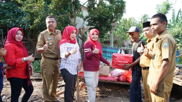 Ketua PKK Lampung Selatan Beri Bantuan Korban Rumah Roboh di Sidomulyo