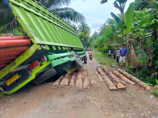 Truk Pengangkut Tiang Listrik Melintas, Jembatan Darurat di Pekon Guring Tanggamus Ambles