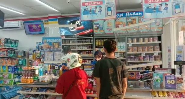 Pemilik Warung Kelontong di Metro Keluhkan Jarak Alfamart dan Indomaret yang Berdekatan