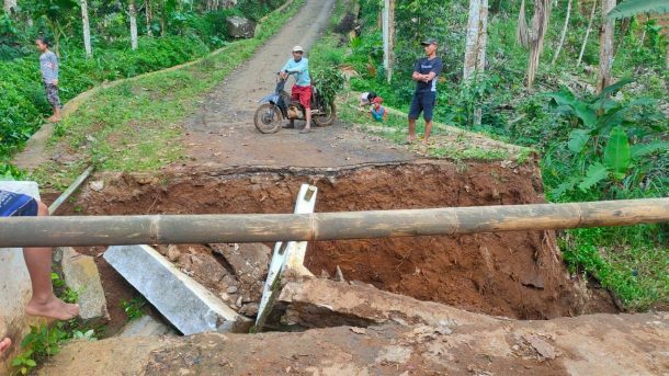 Pascahujan Lebat, Jembatan Penghubung Desa di Way Ratai Terputus