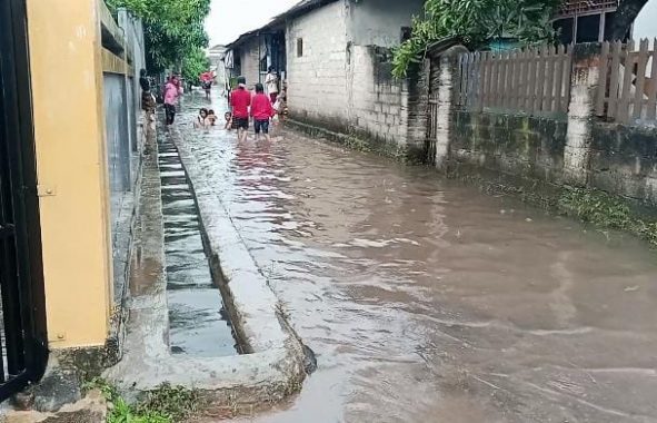 Menteri Sosial Tri Rismaharini Serahkan Bantuan Korban Banjir di Lampung Selatan