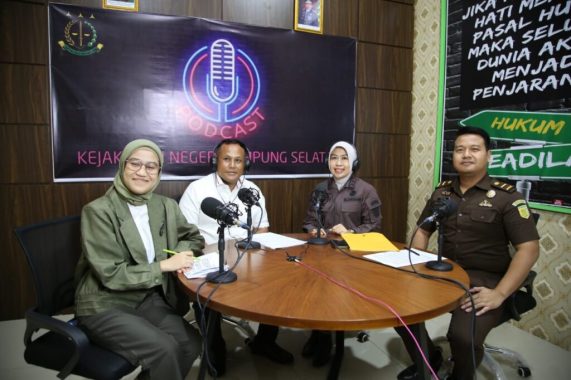 Nanang Ermanto Sampaikan Perkembangan Pembangunan Daerah di Podcast Kejari Lamsel