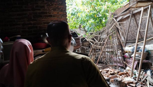 Bupati Lampung Selatan Beri Bantuan Warga yang Rumahnya Roboh