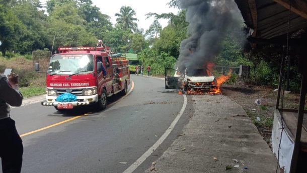 Breaking News! Nissan Livina Terbakar di Jalinbar Kota Agung Timur