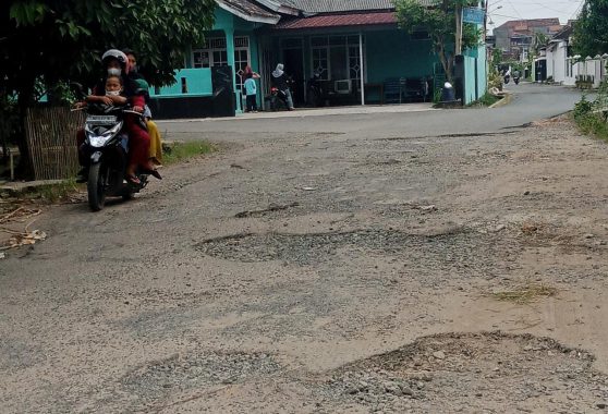Jalan Poksai dan Jalan Lukman Tanjung Rusak, Warga Hadimulyo Barat Kota Metro Minta Diperbaiki