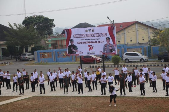 Jelang Hari Bhayangkara Ke-77, TNI dan Polri Olahraga Bersama di Polres Pringsewu