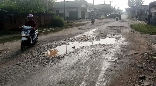 Jalan Perbatasan Akses Pendidikan Metro-Lampung Timur Rusak Berat