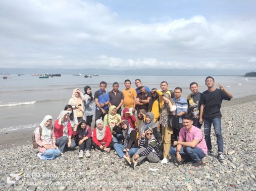 Jalin Kebersamaan, Jajaran Diskominfo Tanggamus Makan Bersama di Pantai Muara Indah