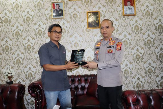 Ungkap Kasus Pencurian di Gudang PT Indomarco, Kapolres Pringsewu Terima Penghargaan