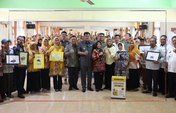 Musa Ahmad Salurkan Bantuan Hand Sprayer untuk Kelompok Tani di Lampung Tengah