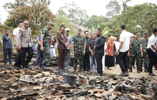 Bupati Lampung Selatan Bantu Korban Kebakaran di Desa Purwotani Jati Agung