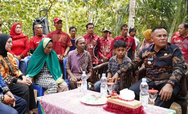 Bupati Lampung Selatan Bantu Bedah Rumah Warga Katibung
