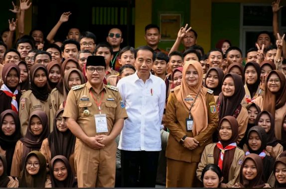 Teriakan Prabowo-Gibran di Tengah Kunjungan Jokowi ke Lampung