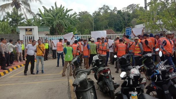 Tuntut Kejelasan, Puluhan Pekerja Bongkar Muat Gelar Unjuk Rasa di PT Aqua Danone Tanggamus