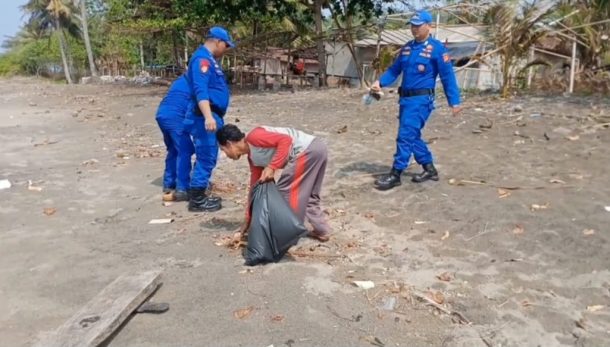 Satpolairud Polres Tanggamus dan Warga Kolaborasi Bersihkan Sampah Pantai Karang Bolong Limau