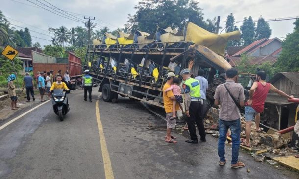 Truk Kecelakaan di Pekon Sanggi, Satlantas Polres Tanggamus Evakuasi Korban