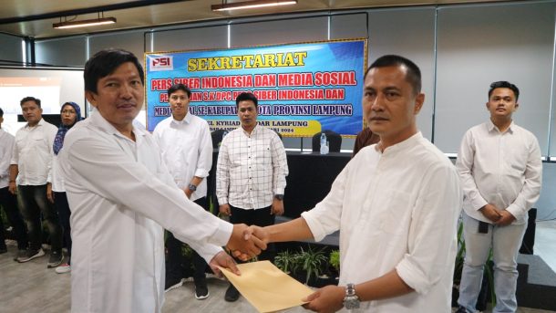 Taswin Hasbullah Serahkan 10 SK Ketua PSI se-Lampung