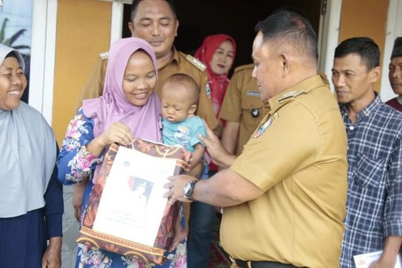Nanang Ermanto Sambangi Kediaman Bayi Penderita Jantung Bocor di Desa Way Galih