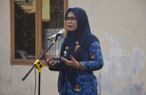 Bupati Lampung Selatan Serahkan Sertifikat Gratis kepada Warga Penerima Bedah Rumah