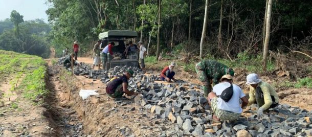 Satgas TMMD Kodim 0421/LS Hampir Rampungkan Jalan Onderlagh 500 Meter di Desa Budi Lestari
