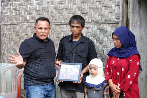 Nanang Ermanto Serahkan Bantuan 7 Unit Bedah Rumah di Kalianda