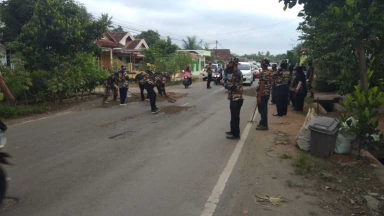 Protes Buruknya Kualitas Pembangunan Jalan di Metro, FKPPI Perbaiki Ruas Jalan yang Rusak