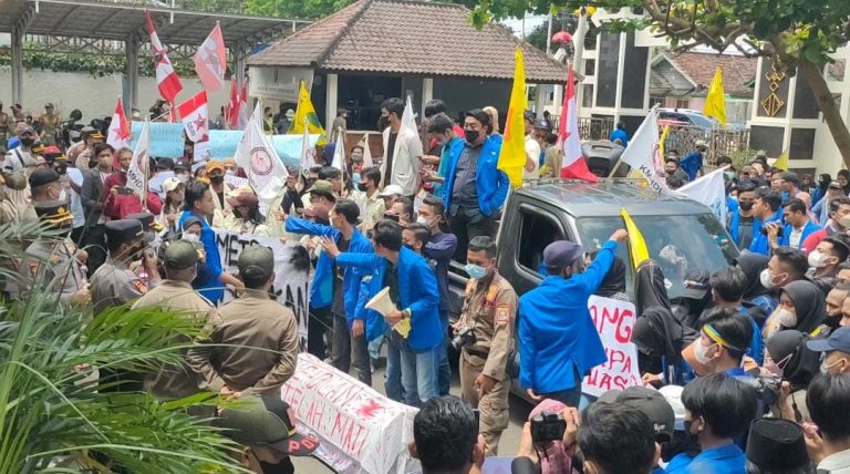 Mahasiswa Demo Kenaikan Harga, Ketua DPRD Metro: Kami Teruskan Aspirasi Ini ke Pusat