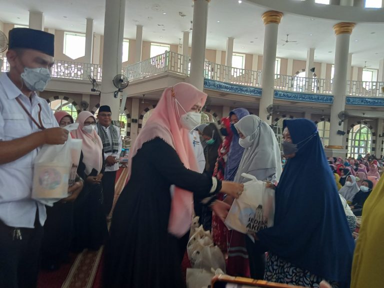 Majelis Taklim Masjid Taqwa Metro Bagikan 2.000 Bingkisan Lebaran