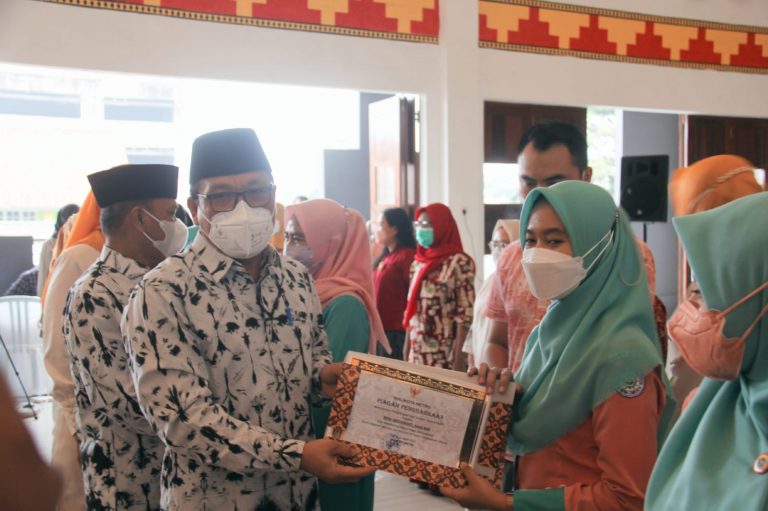 Hari Kartini, Pemkot Metro Berikan Penghargaan Lima Nakes