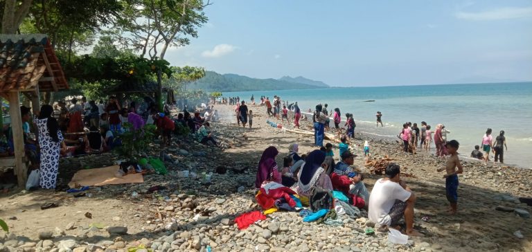 Libur Lebaran 2022, Warga Penuhi Wisata Pantai di Tanggamus