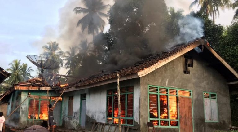 Diduga Depresi, Warga Tanggamus Ini Bakar Rumahnya Sendiri