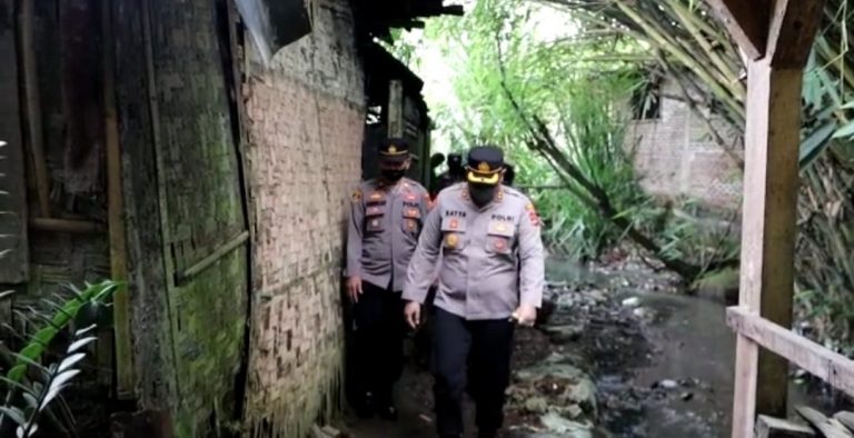 HUT Bhayangkara Ke-76, Polres Tanggamus Beri Bantuan Keluarga Prasejahtera