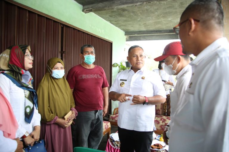 Bupati Lampung Selatan Beri Tali Asih Korban Kebakaran di Desa Bakti Rasa