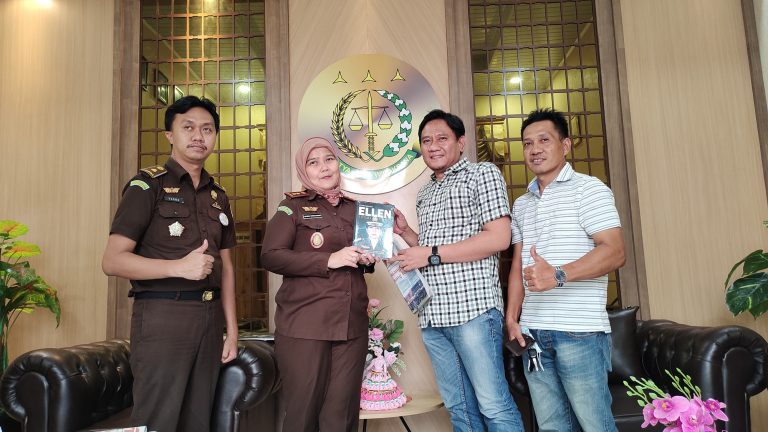 Saat Kajari Metro Beri Buah Tangan Buku Otobiografi Ellen Subiantoro