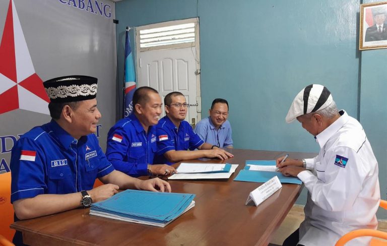 Mantan Wali Kota Metro Lukman Hakim Daftar Caleg Demokrat