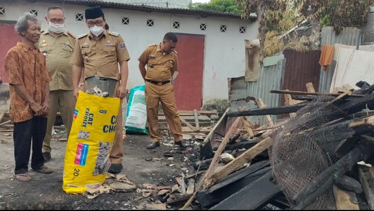 Wali Kota Metro Beri Bantuan Korban Kebakaran di Ganjar Asri