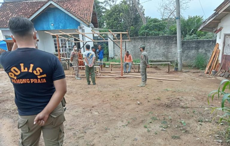 Satpol PP Metro Minta Pedagang Bongkar Lapak di Sekitar Stadion Tejosari