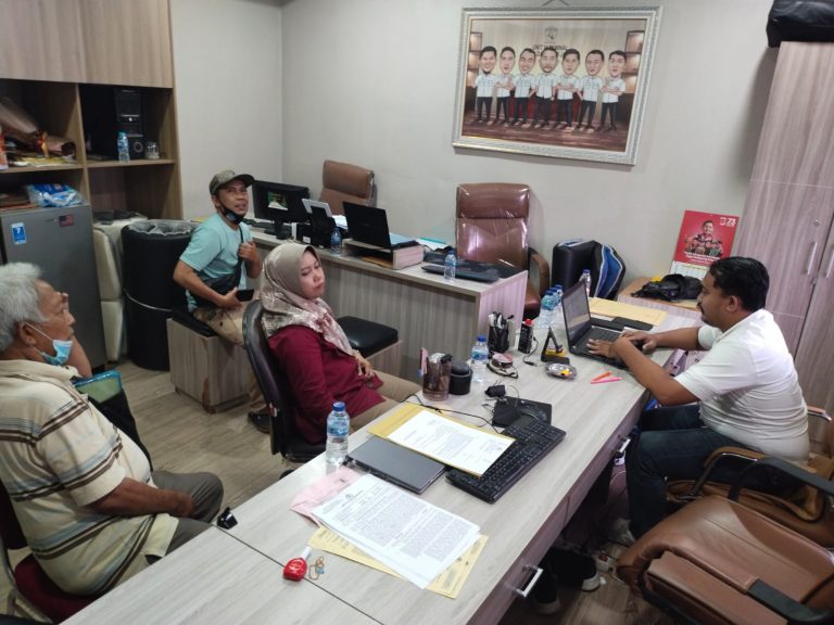 Laporkan Bripka Madih, Warga Jatiwarna Geruduk Polda Metro Jaya