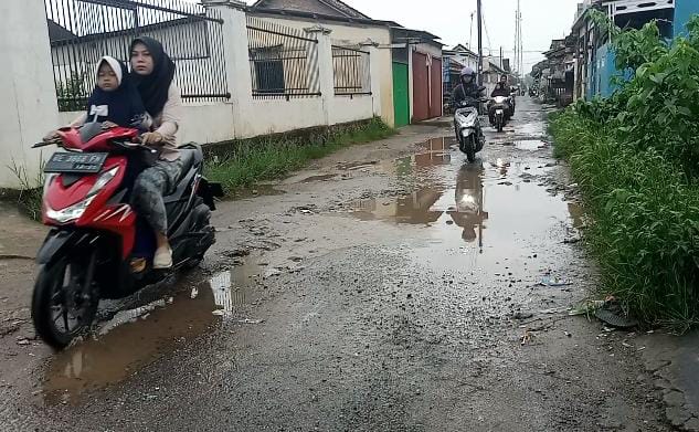 Warga Kampung Sawah Kota Metro Keluhkan Kerusakan Jalan Lukman Tanjung