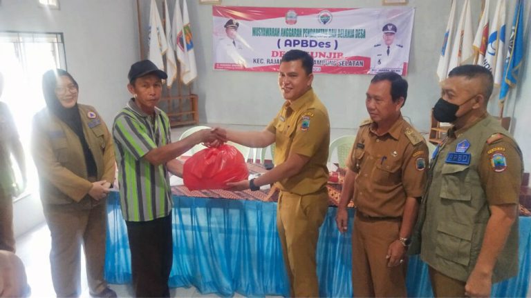 Pemkab Lamsel Salurkan Bantuan Korban Puting Beliung di Rajabasa