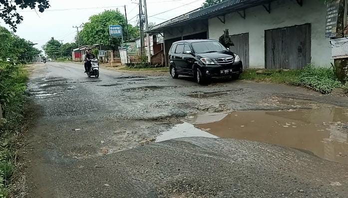 Melihat Jalur Alternatif Metro-Bandar Lampung yang Kondisinya Memprihatinkan