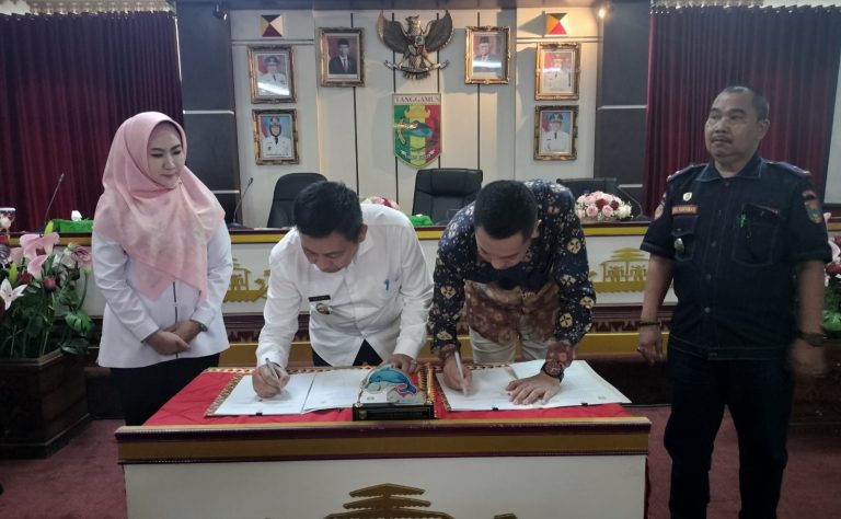 Buat Payung Hukum Pajak Penerangan Jalan, Pemkab Tanggamus Teken MoU dengan PLN